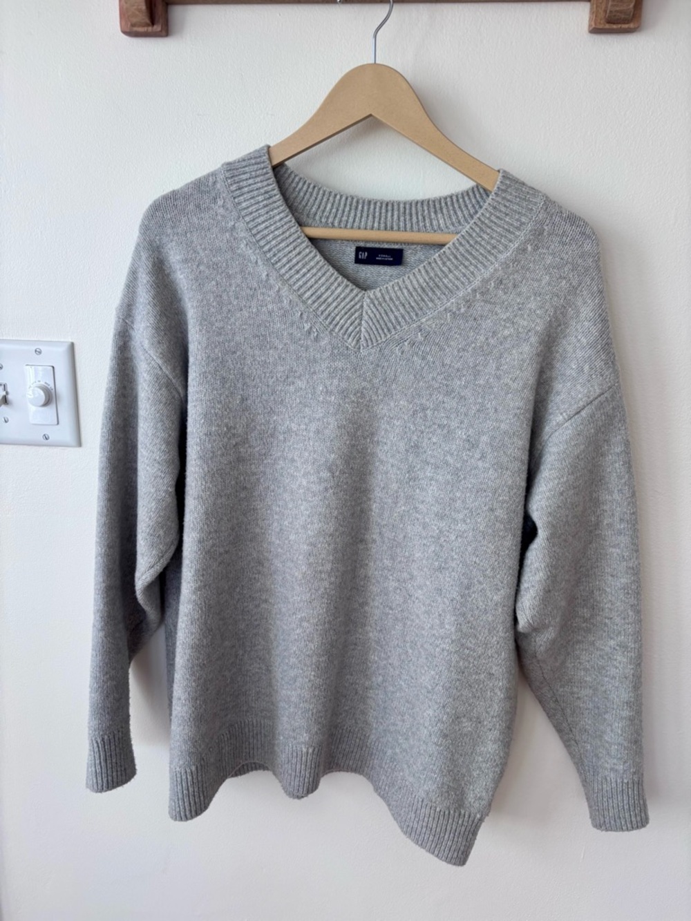 Gap Soft Knit V-Neck Oversized Sweater – Size XS – Classic Grey
